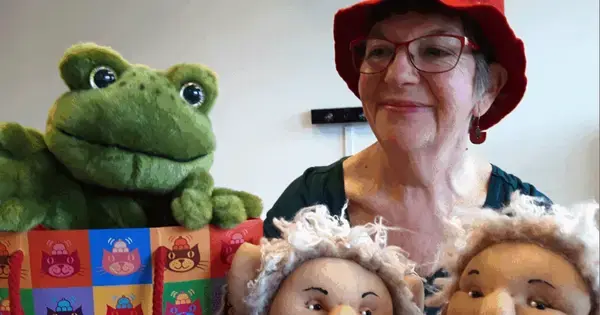 Mette Hansen fortæller eventyr for børnehaver