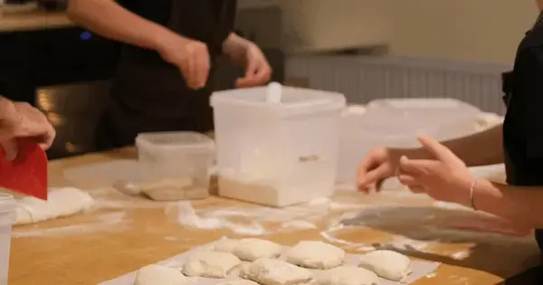 Bageworkshop for børn – surdejsboller med krummer i