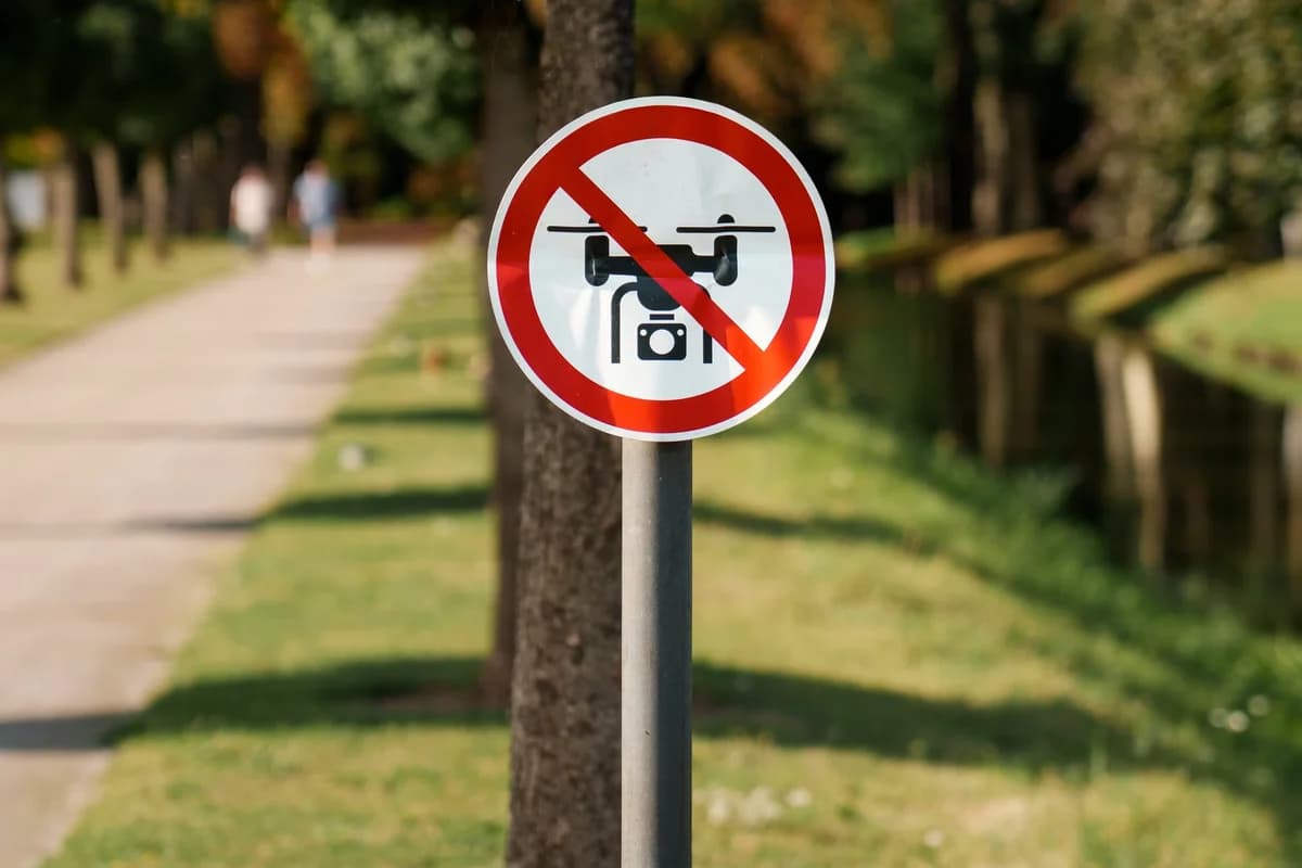 No drone sign posted beside a park path