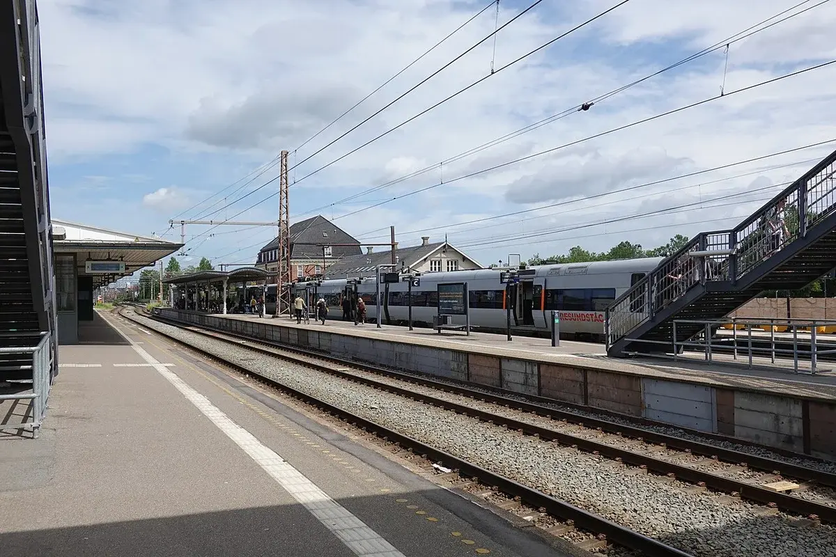 An Øresund train at a Copenhagen station platform.