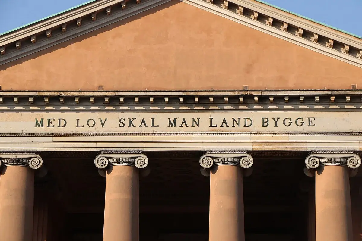 Facade of the Copenhagen City Court with columns and Danish inscription.